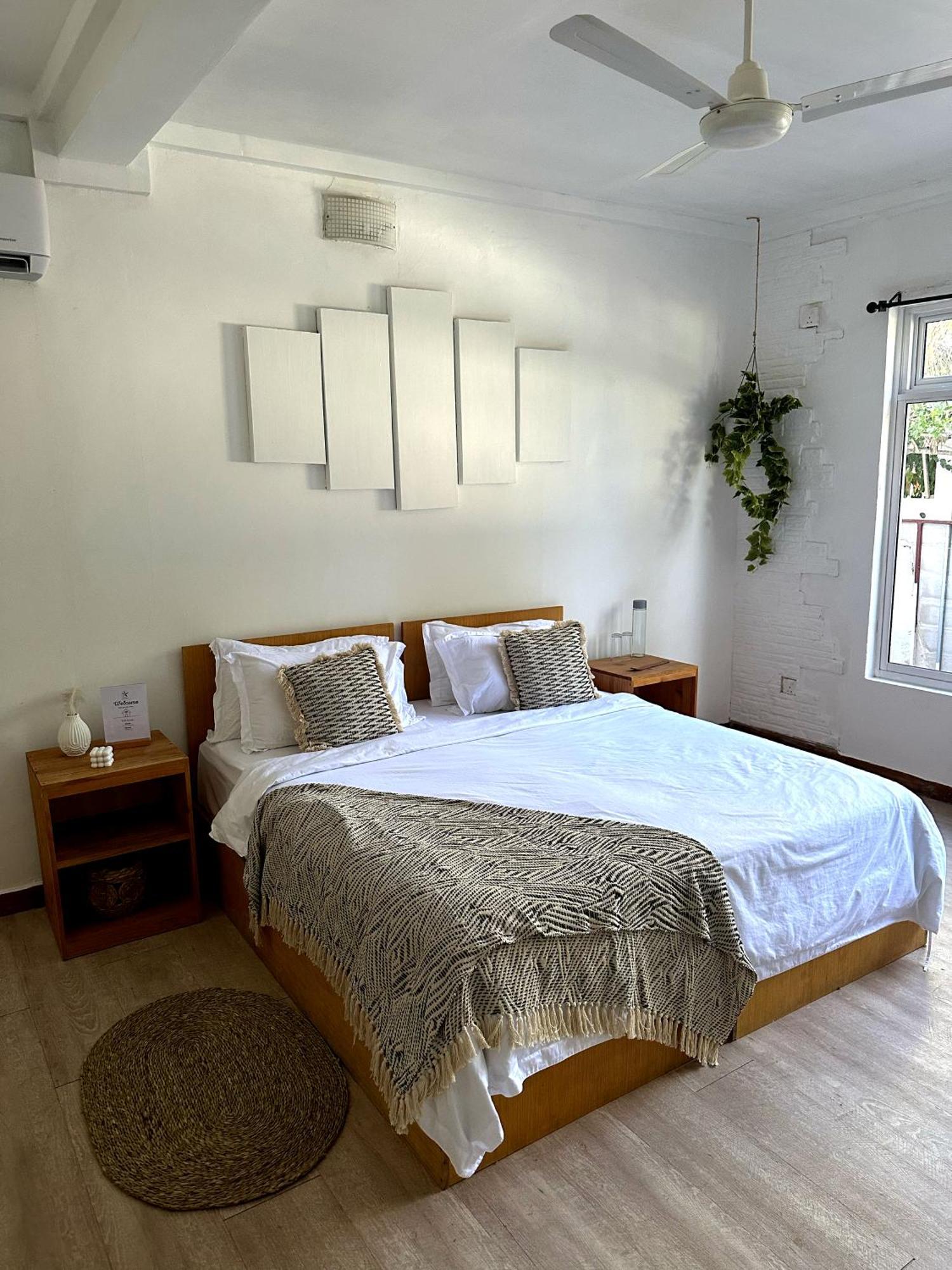 Twin Palms Surfhouse Hotel Thulusdhoo Exterior photo